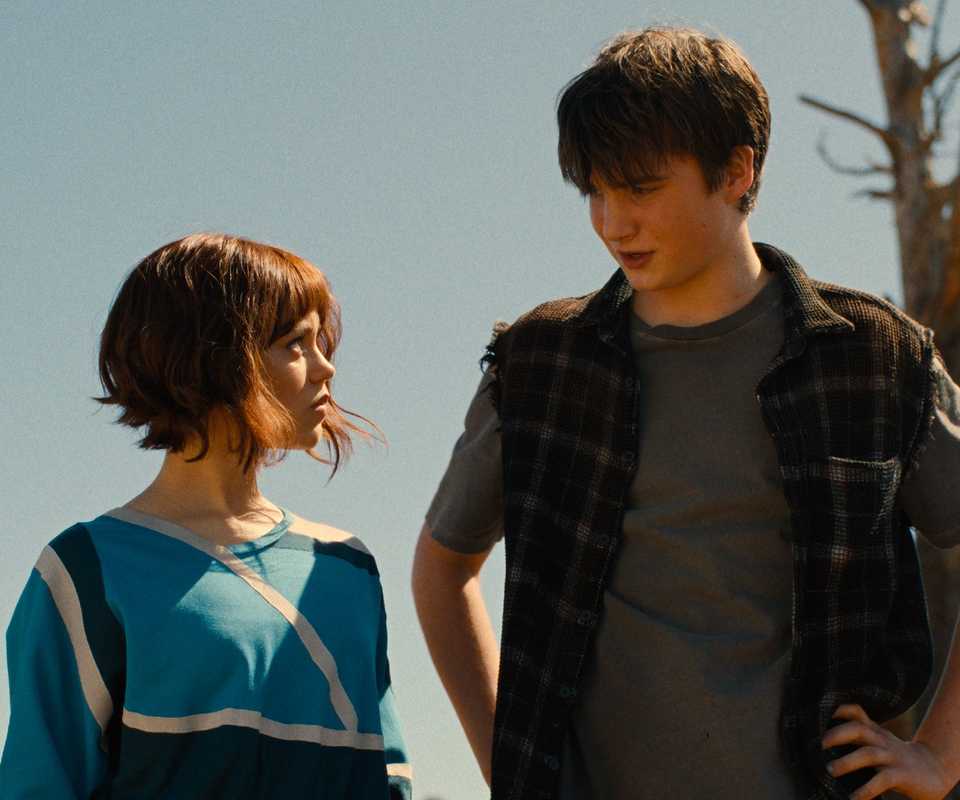 Jenna Ortega and Aran Murphy talking in Klara and the Sun