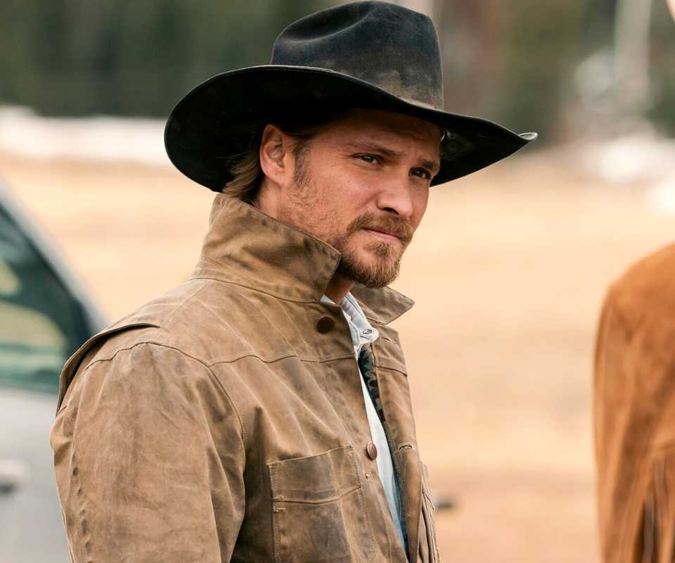Kayce Dutton staring at someone in Marshals season 2