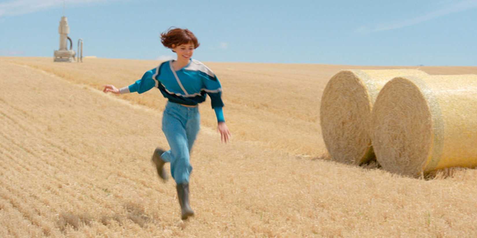 Klara running in Klara and the Sun