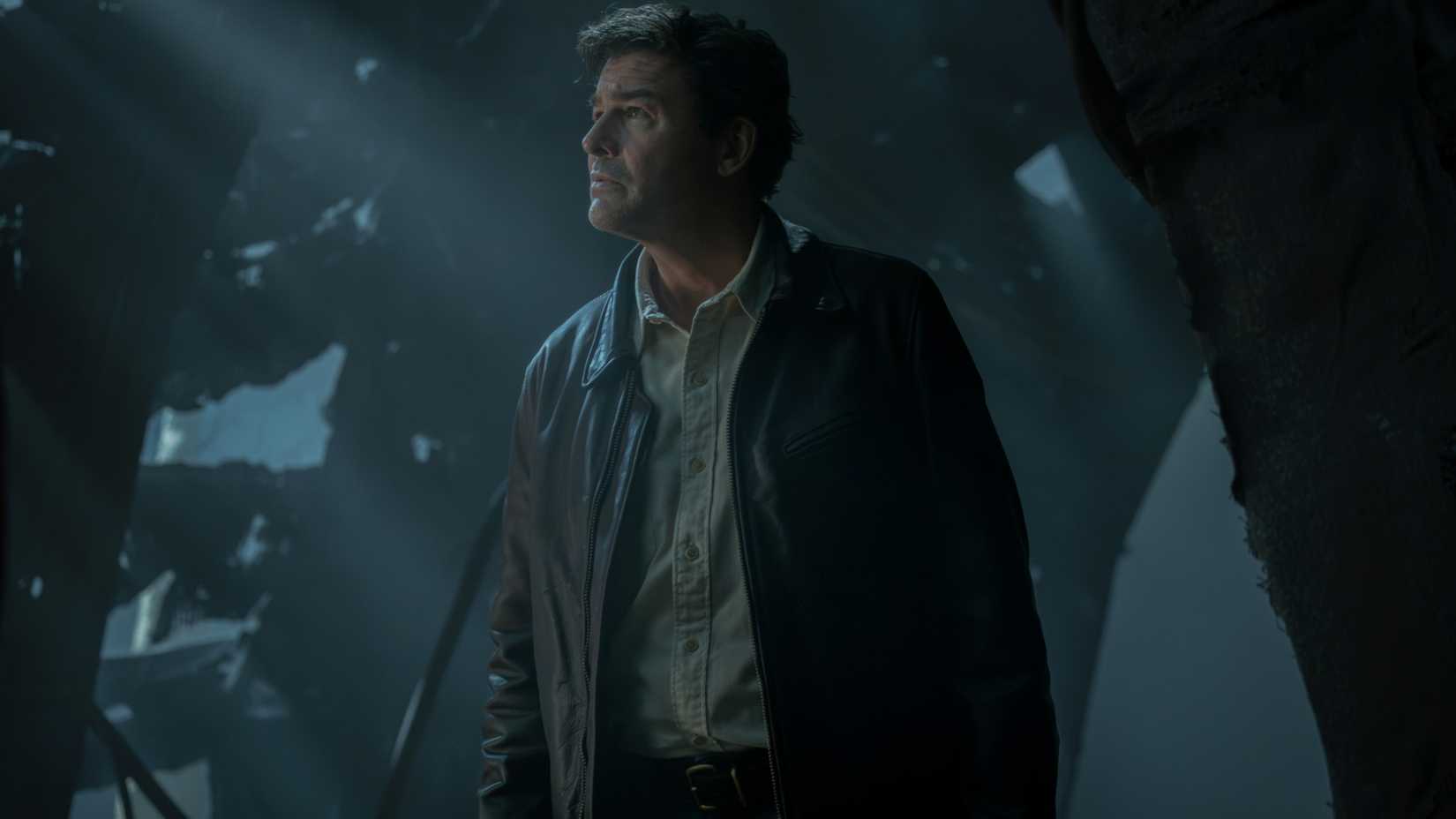 Kyle Chandler as Hal Jordan in the place Sinestro is hiding in Lanterns