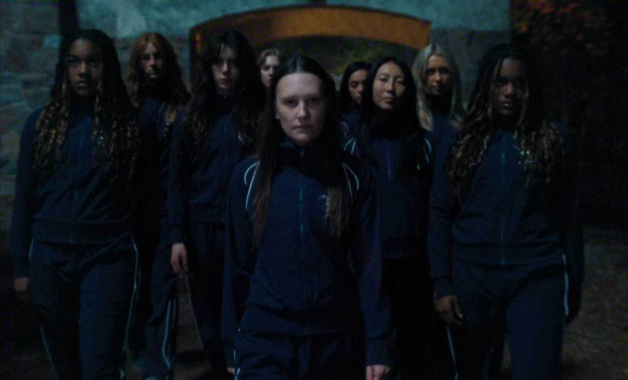 Kyra Pierce como Bailey, Bella Neuspiel como Katie, Sara Boustany como Elise, Sarah Abbot como Olivia, Geena Meszaros como Lisbeth, Shirley Chen como Maddie, Emily Roman como Claire, Phallon Pierce como Brit en 'The Body'