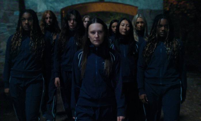 Kyra Pierce como Bailey, Bella Neuspiel como Katie, Sara Boustany como Elise, Sarah Abbot como Olivia, Geena Meszaros como Lisbeth, Shirley Chen como Maddie, Emily Roman como Claire, Phallon Pierce como Brit en 'The Body'
