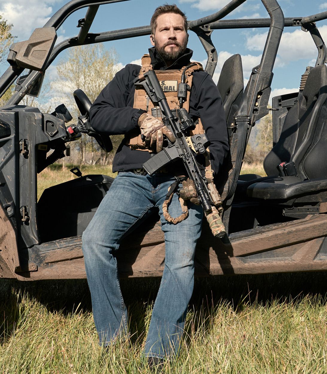 Logan Marshall-Green como Cal com rifle em Marshals, segunda temporada