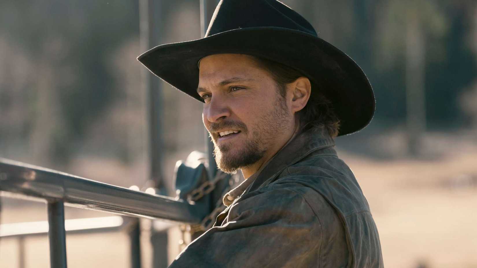 Luke Grimes looking to the side in Marshals