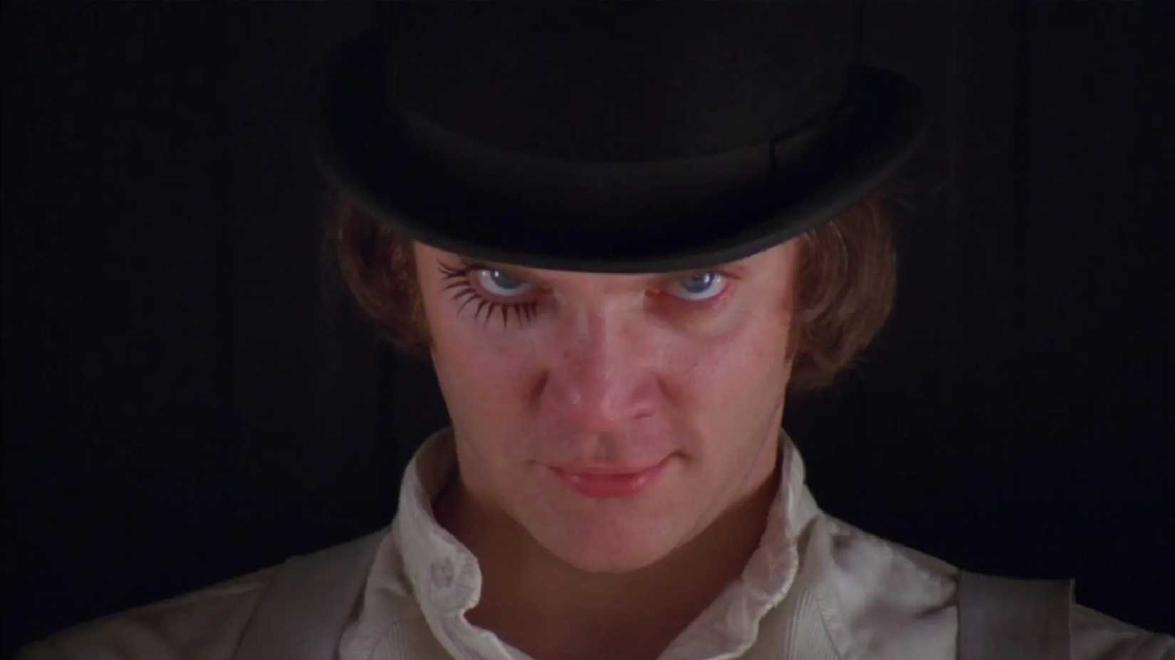 Malcolm McDowell como Alex DeLarge olhando para a câmera em A Clockwork Orange
