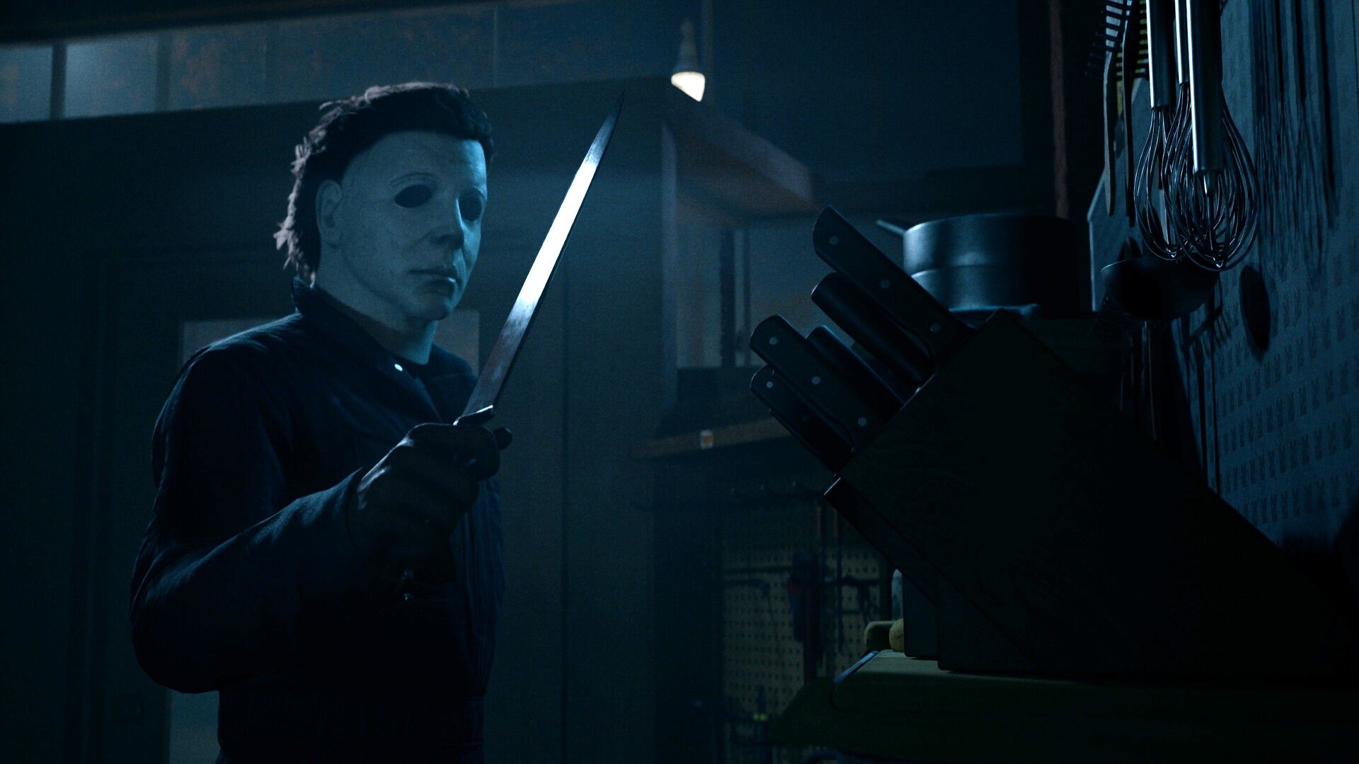 Mike Myers in halloween the game with knife out