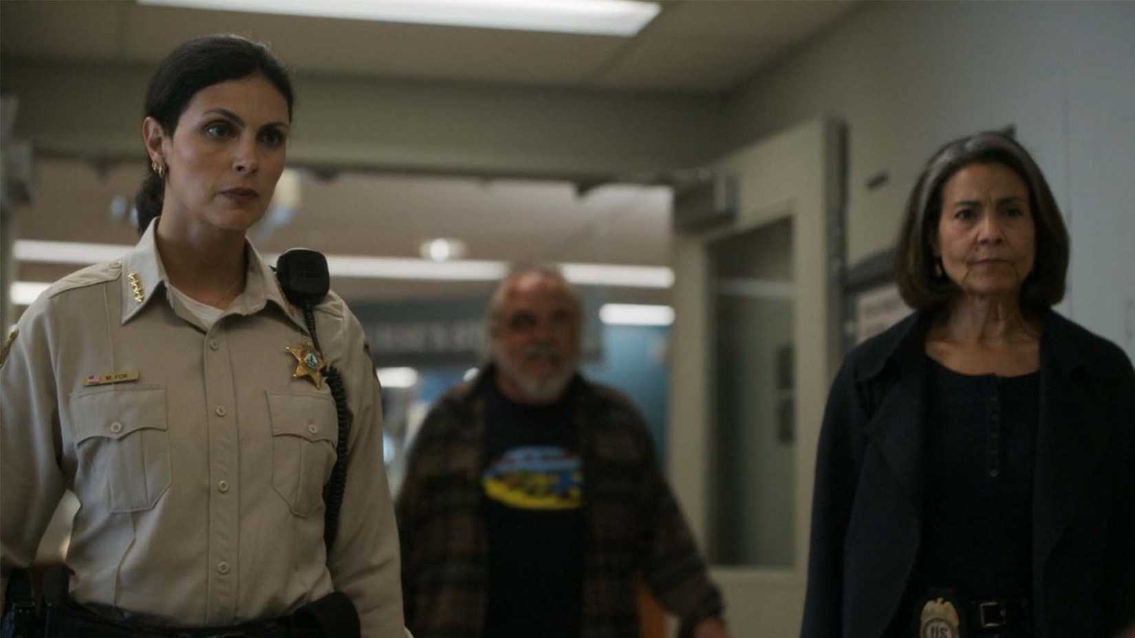 Morena Baccarin as Mickey Fox, W. Earl Brown as Wes Fox, and Rachel Ticotin as Eva Santos in Sheriff Country season 2, episode 4