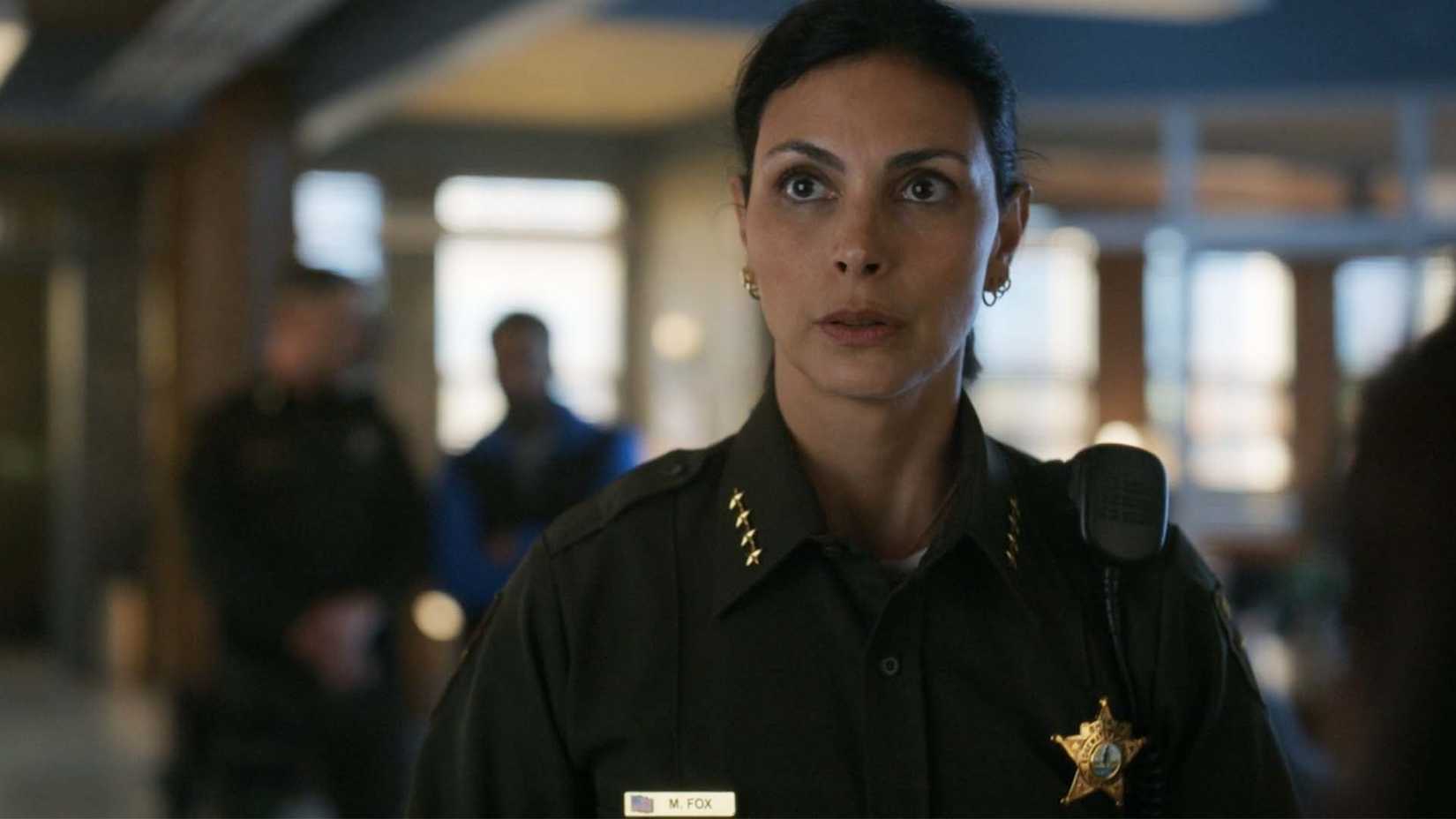 Morena Baccarin as Sheriff Mickey Fox in Sheriff Country season 2, episode 4