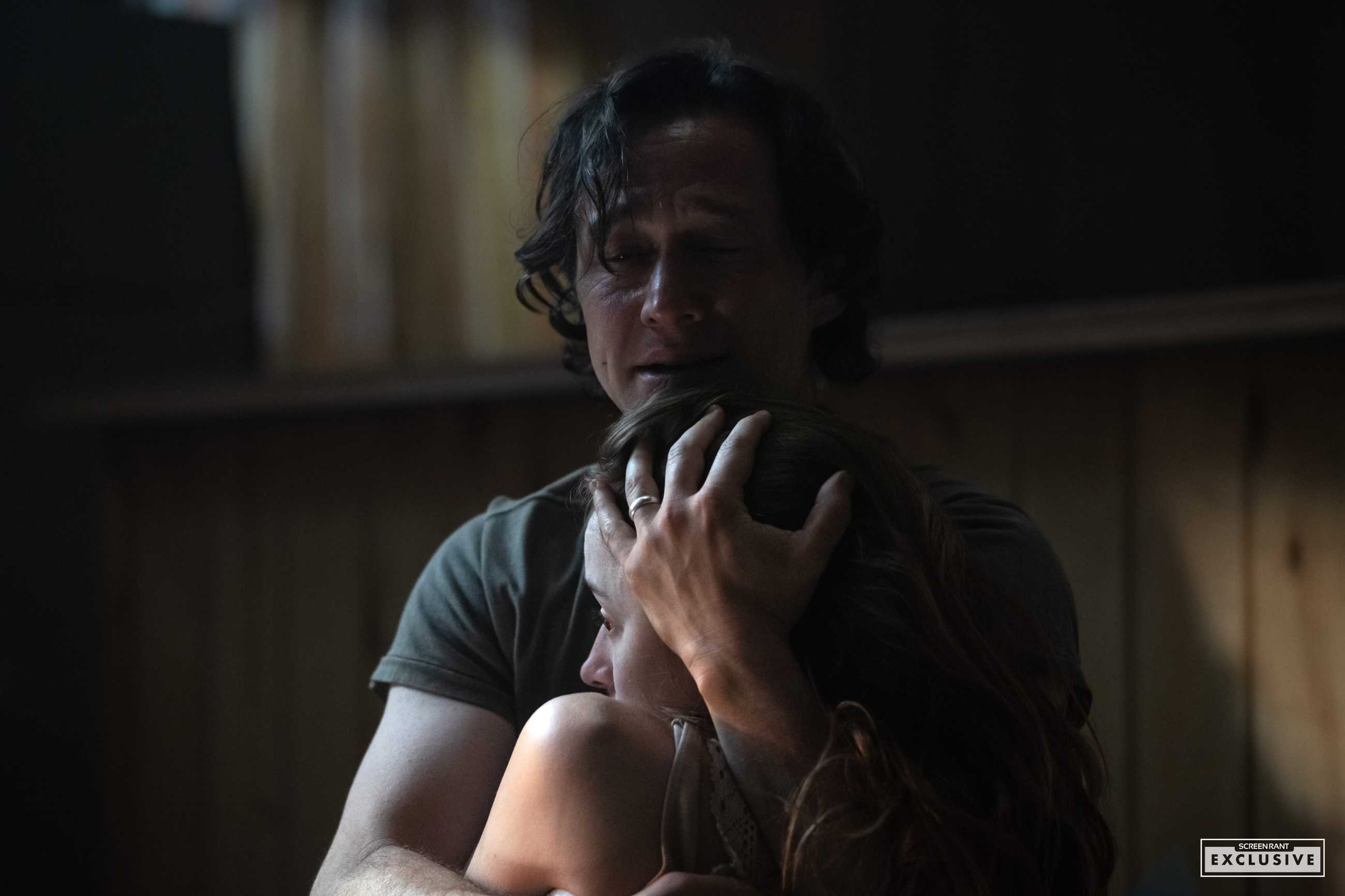 Joseph Gordon-Levitt holding Phoebe Dynevor to his chest in Pendulum