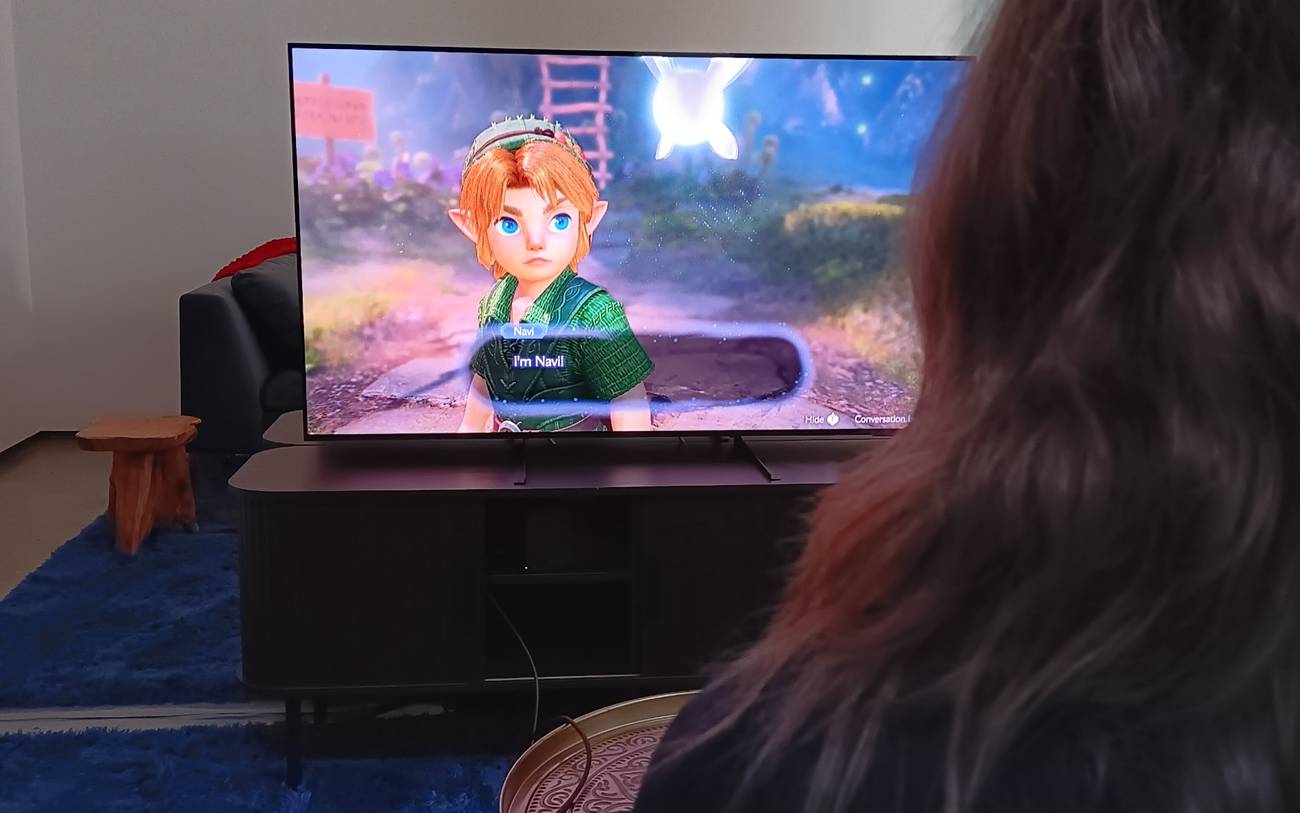Person playing a preview of the Legend of Zelda Ocarina of Time Remake with young link and Navi on the screen