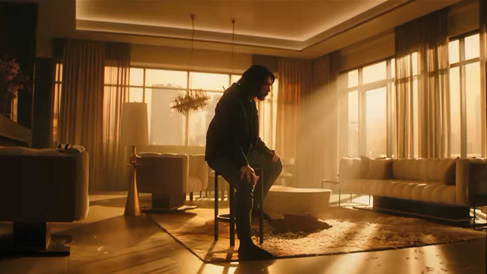 Ryu sitting in Ken's hotel room in Street Fighter