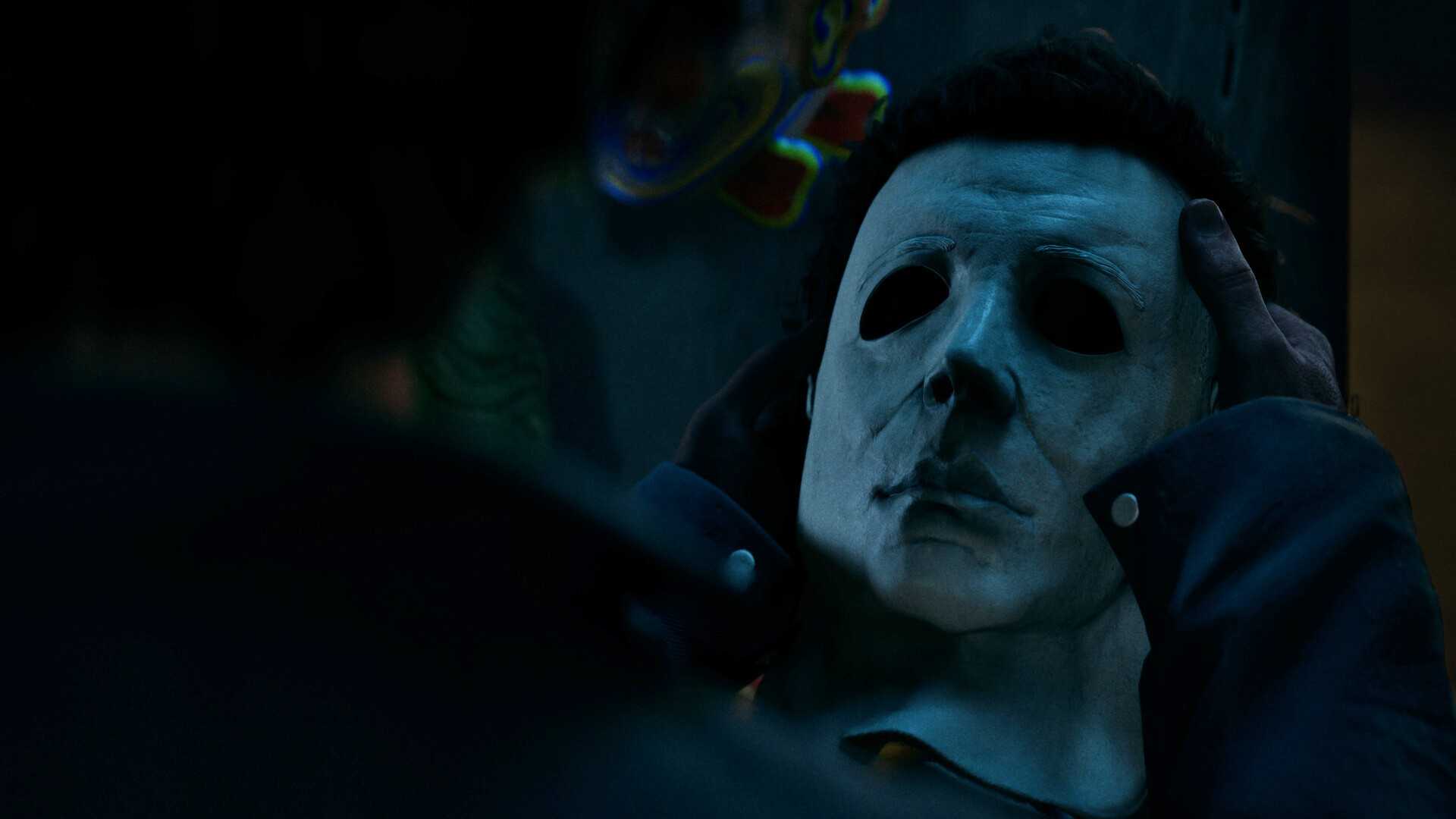 someone holding mike myers mask in halloween the game