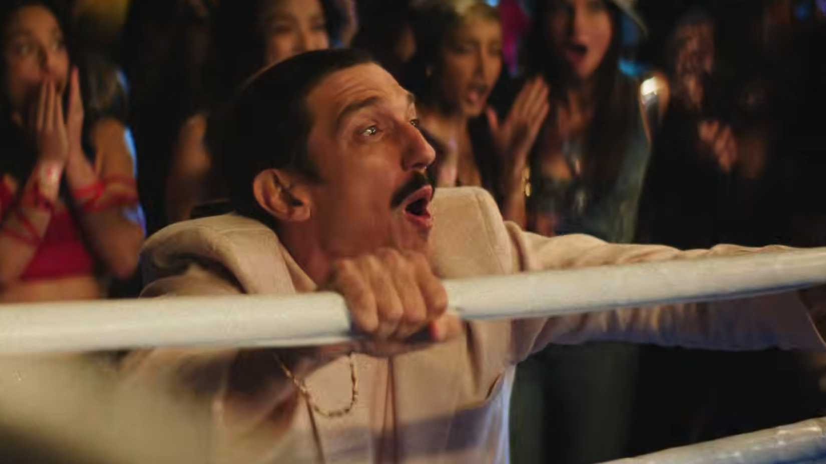 Dan (Andrew Schulz) at the side of a fighting ring in Street Fighter