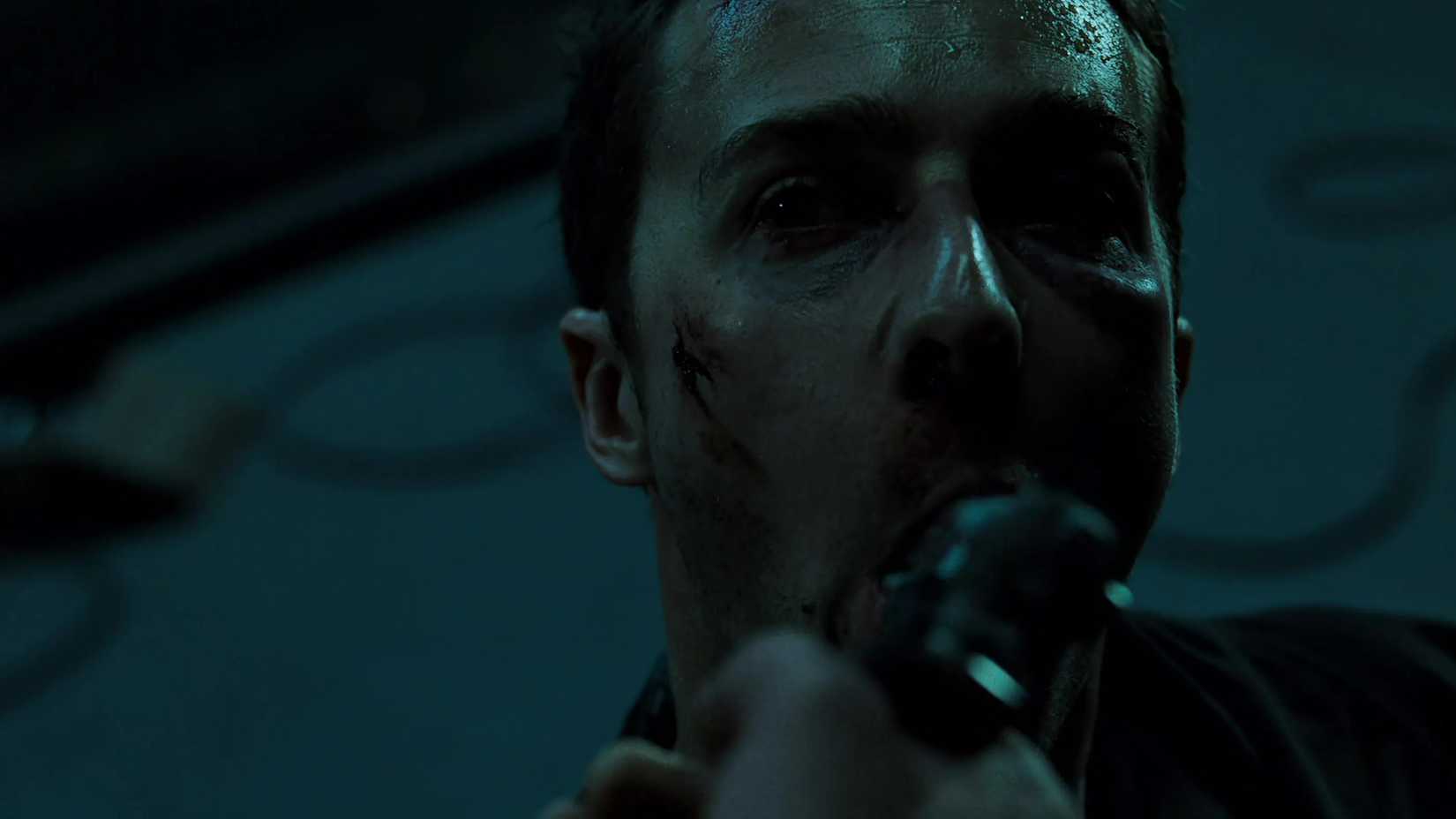 Narrador com arma na boca na cena inicial de Fight Club
