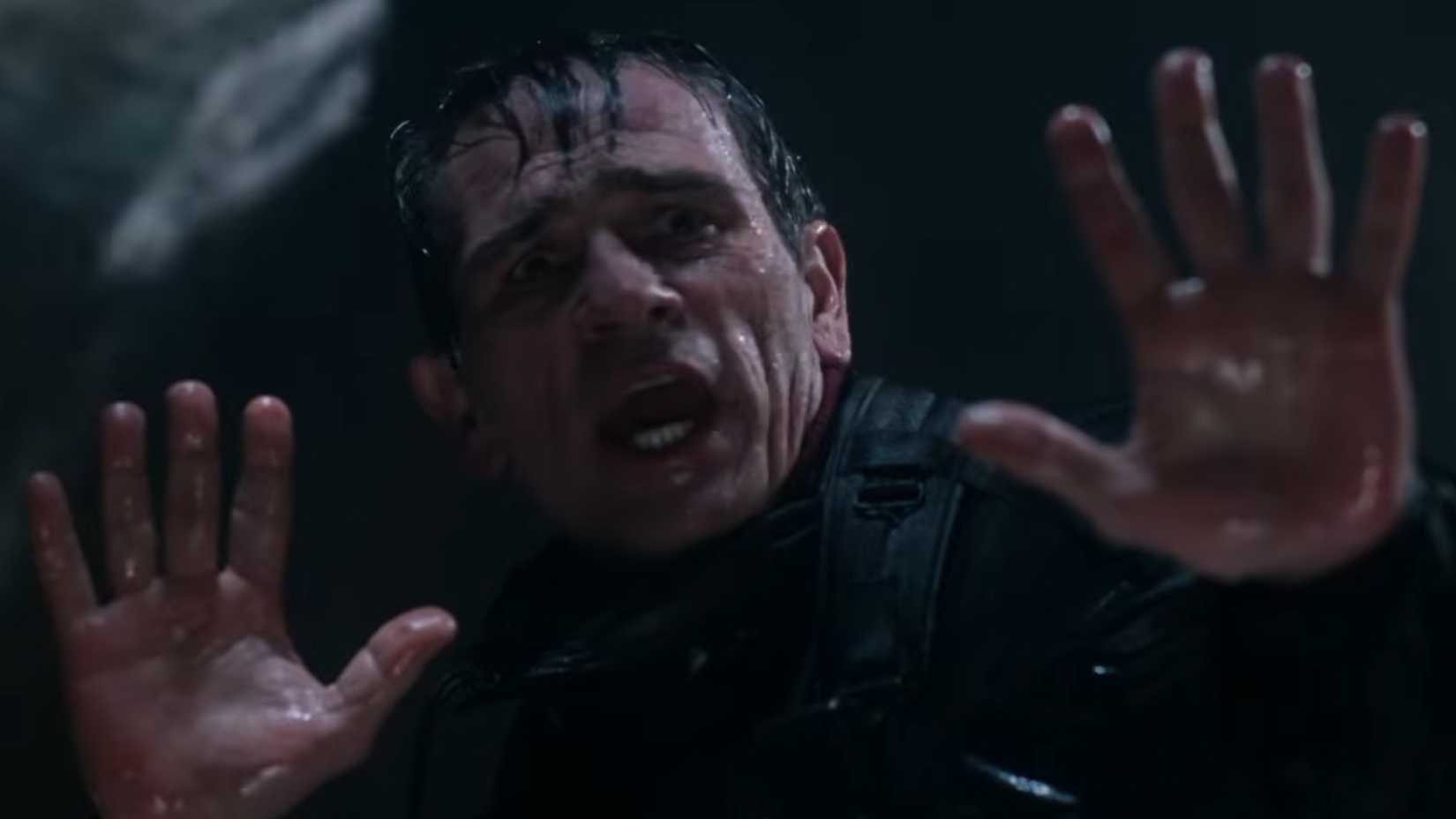 Tommy Lee Jones with his hands up in The Fugitive