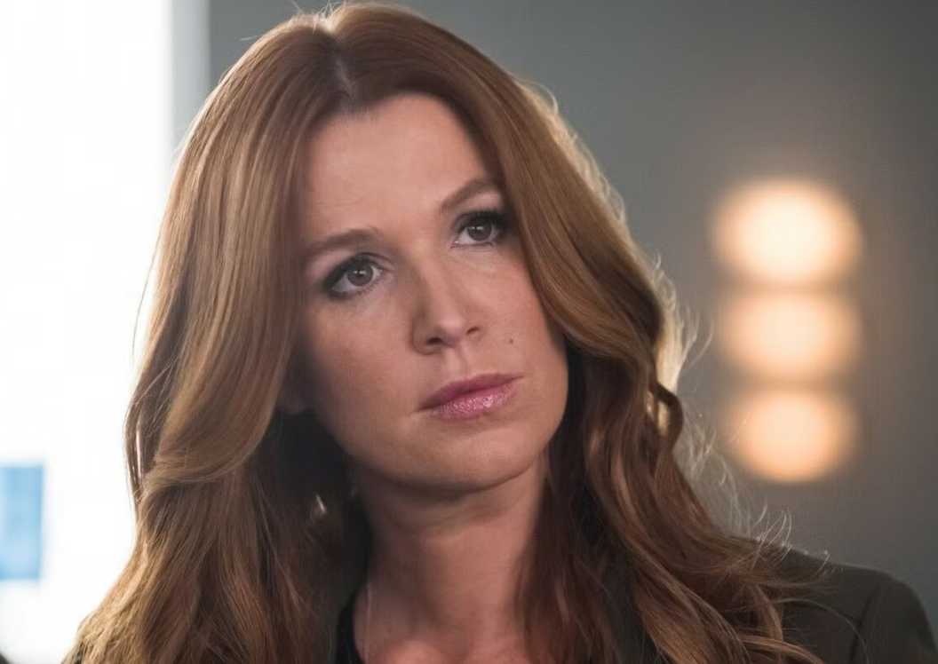 Poppy Montgomery as Detective Carrie Wells in Unforgettable