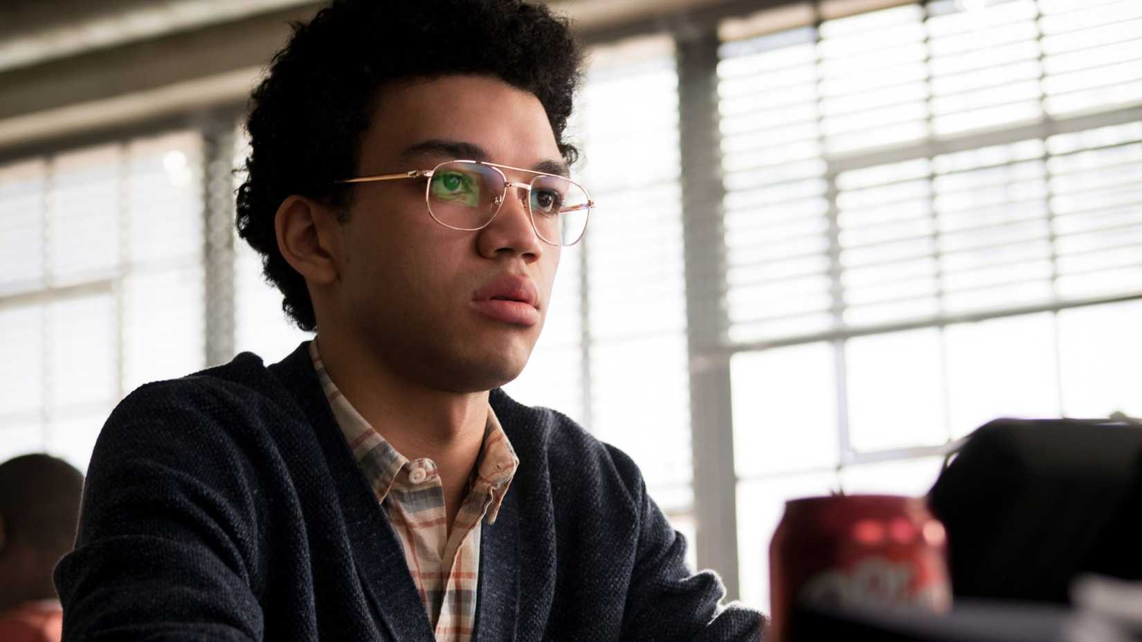 Justice Smith wearing glasses in Jurassic Park: Fallen Kingdom