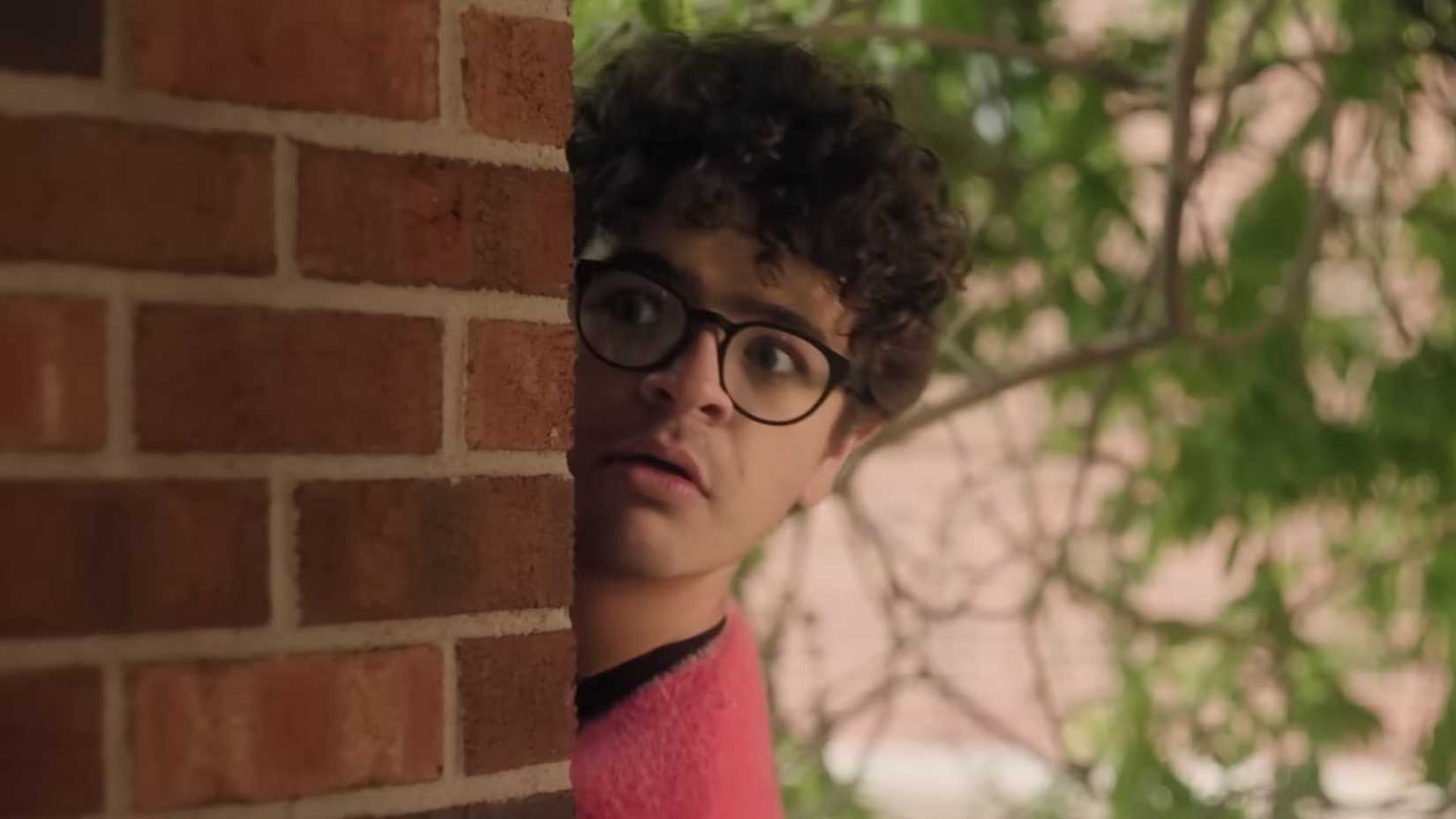 Gaten Matarazzo peering around a wall in Pizza Movie