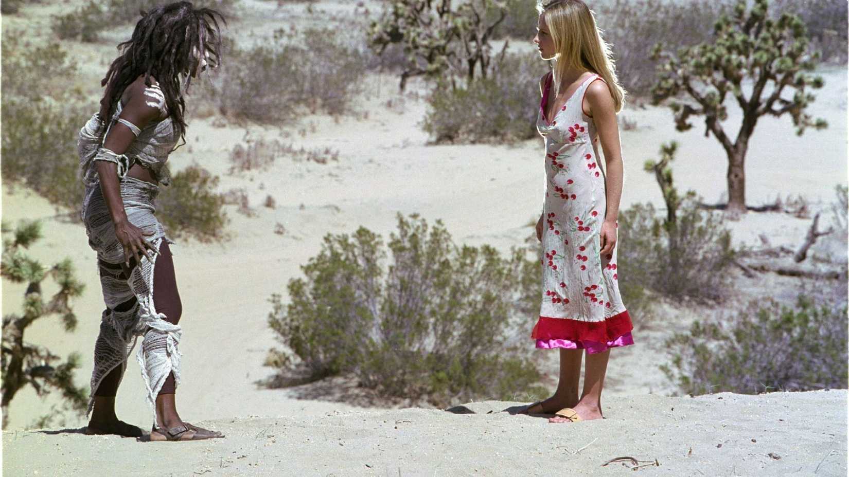 Sharon Ferguson and Sarah Michelle Gellar as Sineya and Buffy on Buffy the Vampire Slayer