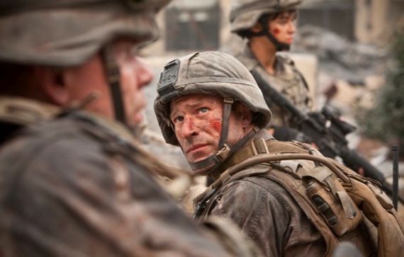 Battle Los Angeles movie scene with Aaron Eckhart