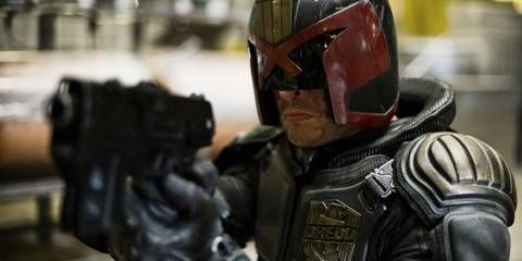 Carl Urban in Dredd pointing a gun