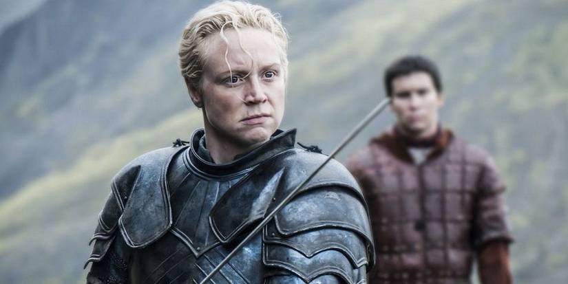 Brienne de Tarth empunhando sua espada em Game of Thrones enquanto Podrick observa.
