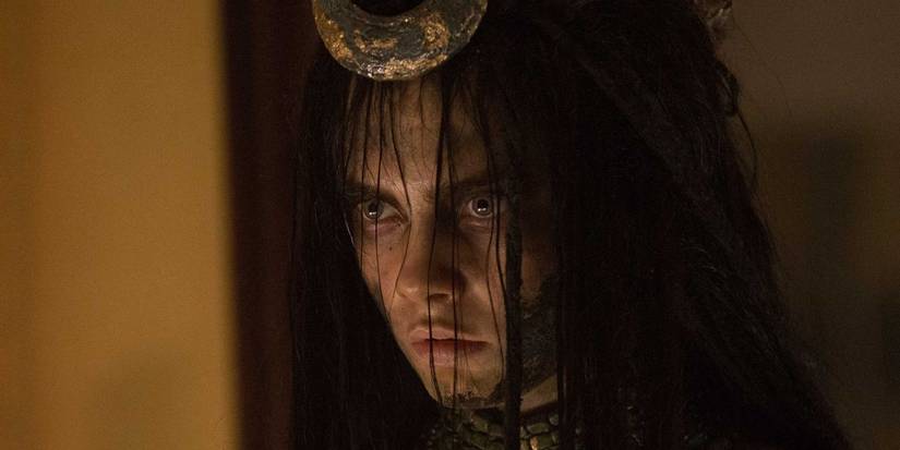 Tiro em close-up de Cara Delevingne como Enchantress in Suicide Squad