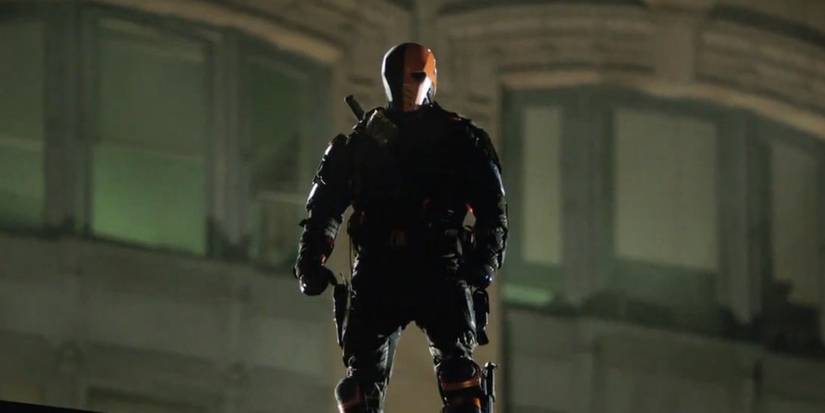 Deathstroke (Manu Bennett) em um telhado na 2ª temporada de Arrow
