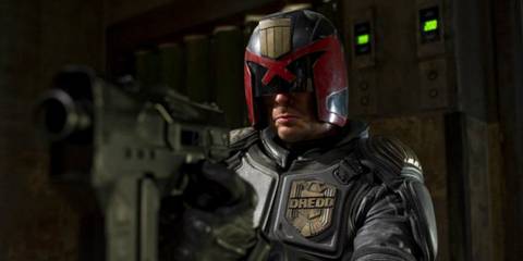 Karl Urban in Dredd 2012 pointing a gun