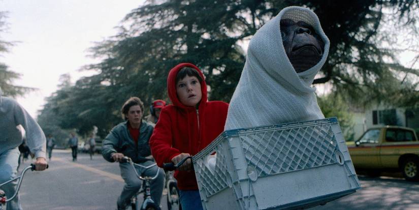 Elliot andando de bicicleta com E.T. na frente em E.T. - O Extraterrestre