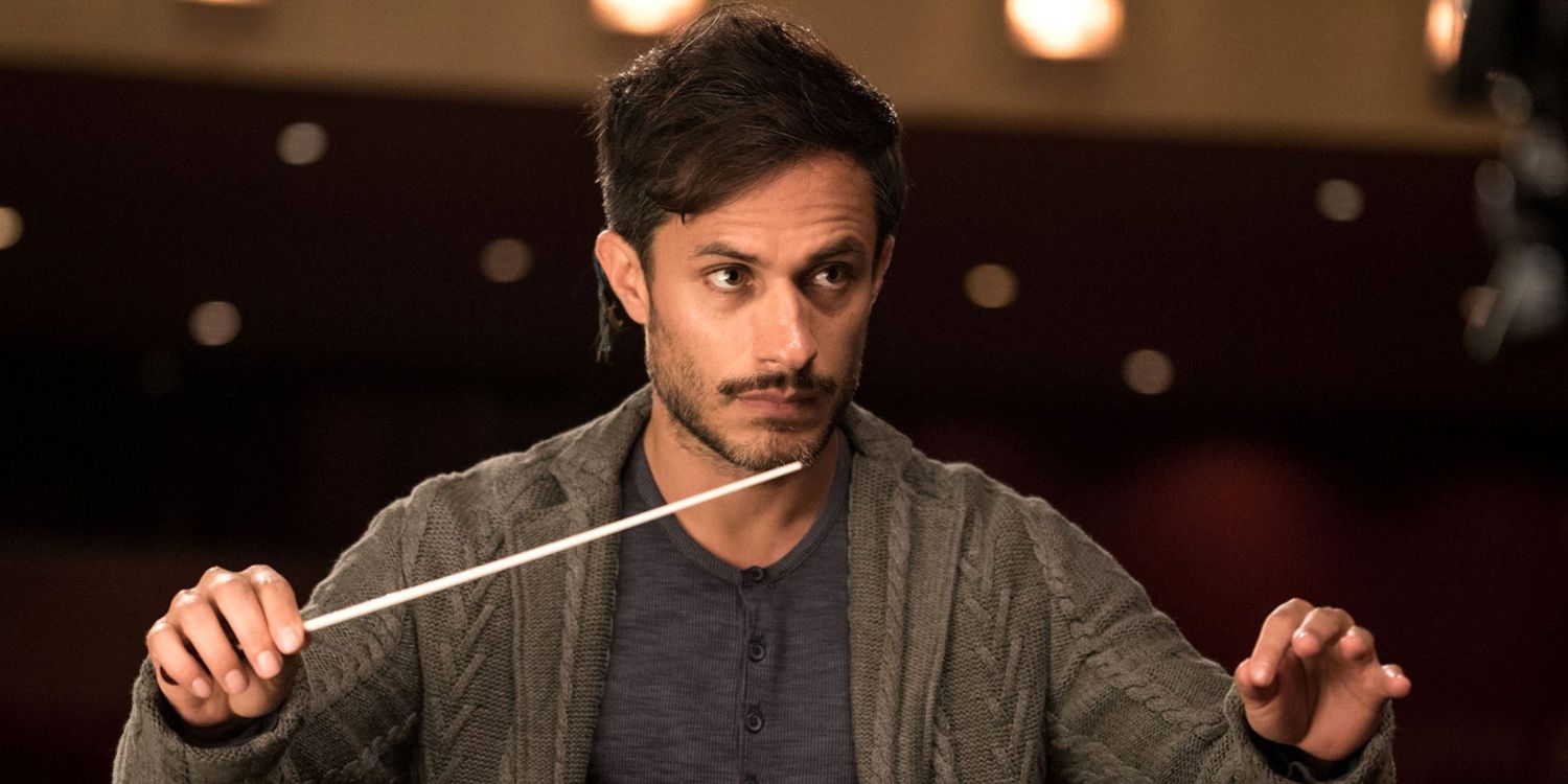 Gael García Bernal como Rodrigo De Souza em Mozart in the Jungle
