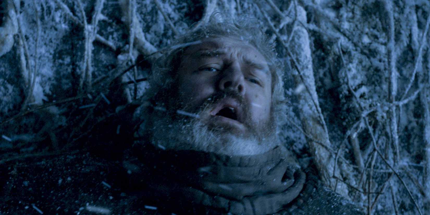 Hodor segura a porta em Game of Thrones.