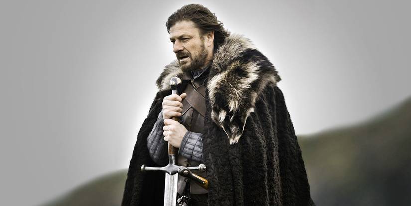 Ned Stark apoiado em sua espada no piloto de Game of Thrones