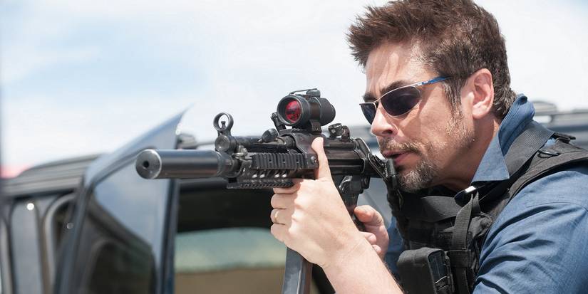 Benicio del Toro aiming a gun in Sicario.