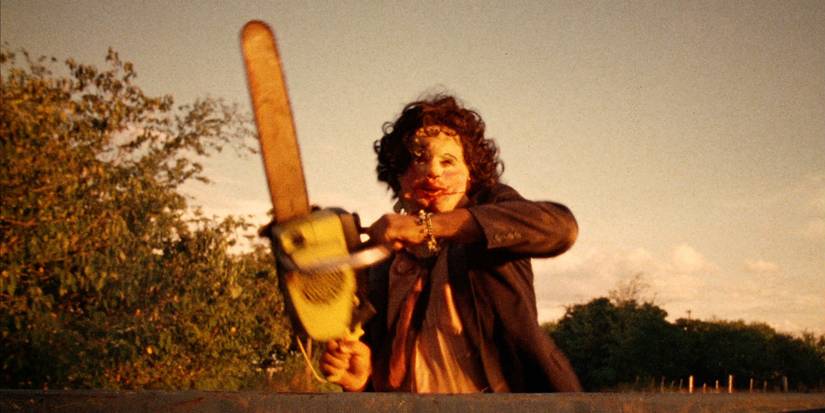 Leatherface holding his chainsaw aloft in The Texas Chainsaw Mᴀssacre