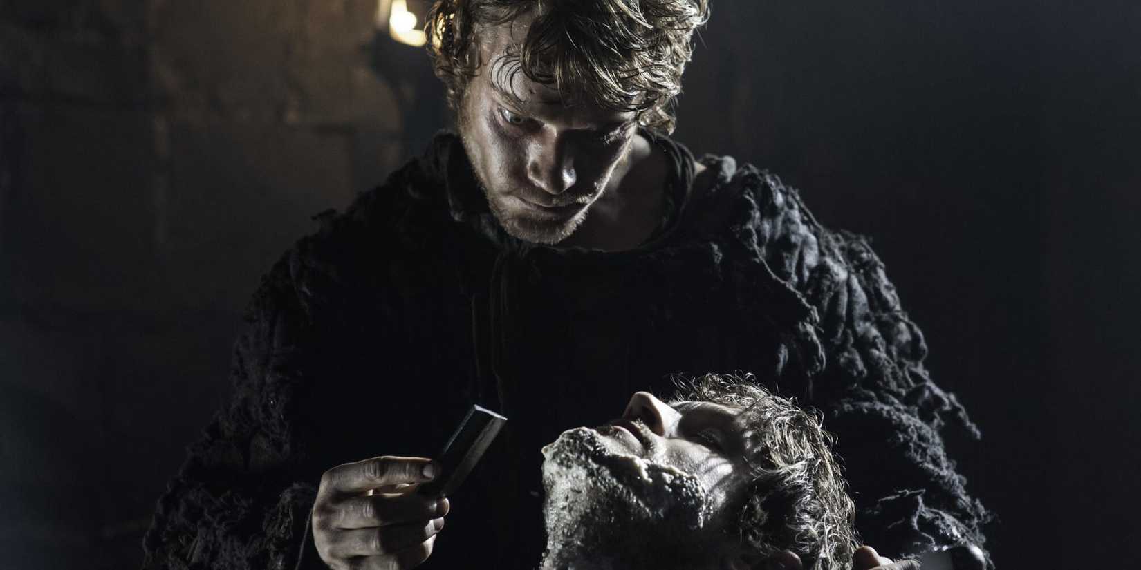 Theon Greyjoy barbeando Ramsay Bolton em Game of Thrones.