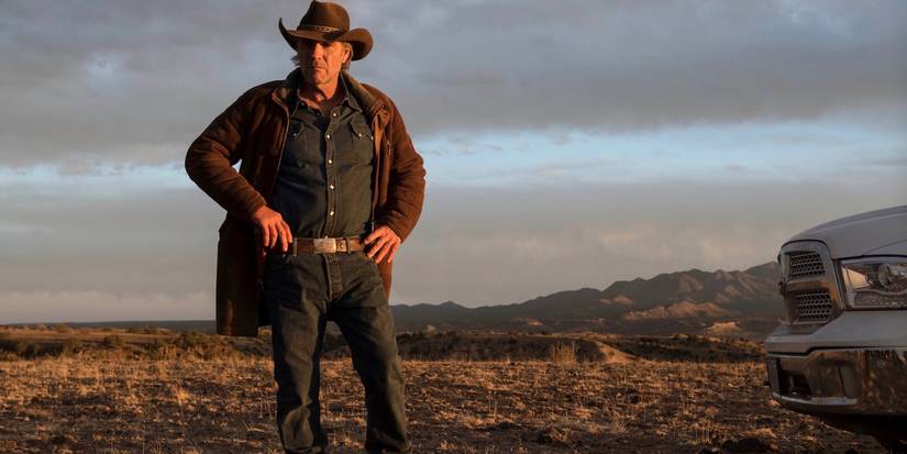 Xerife Walt Longmire em pé no horizonte.