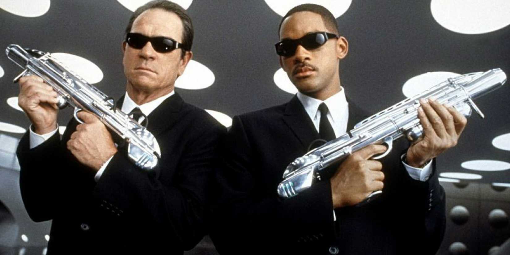 Will Smith and Tommy Lee Jones holding futuristic weapons in Men in Black