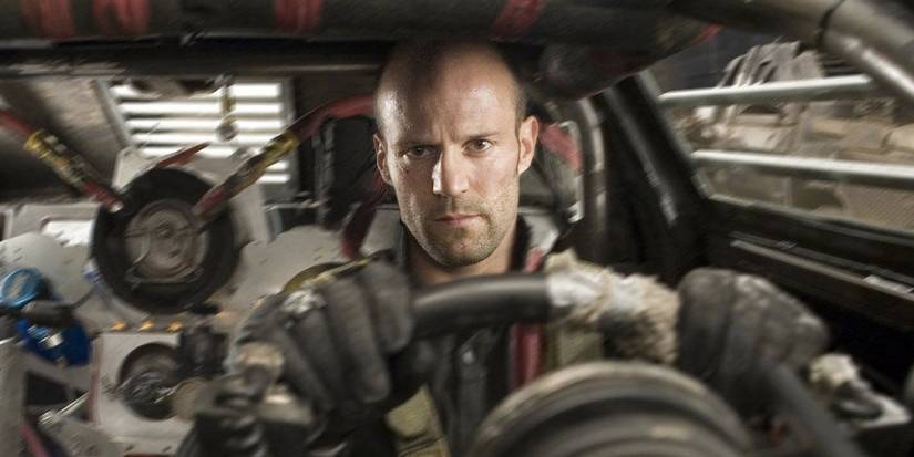 Jason Statham dirigindo um carro modificado em Death Race.