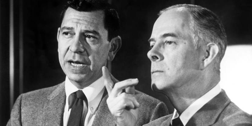 Joe Friday (Jack Webb) and Ben Romero (Barton Yarborough) discussing something in Dragnet.