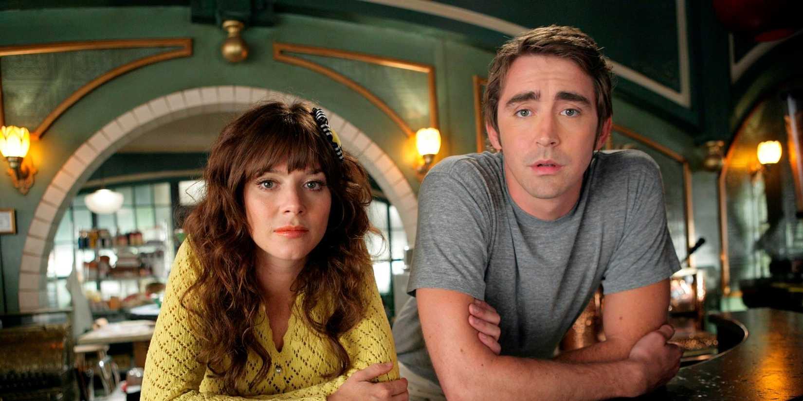 Ned and Chuck, played by Lee Pace and Anna Friel, lean on a counter in Pushing Daisies.