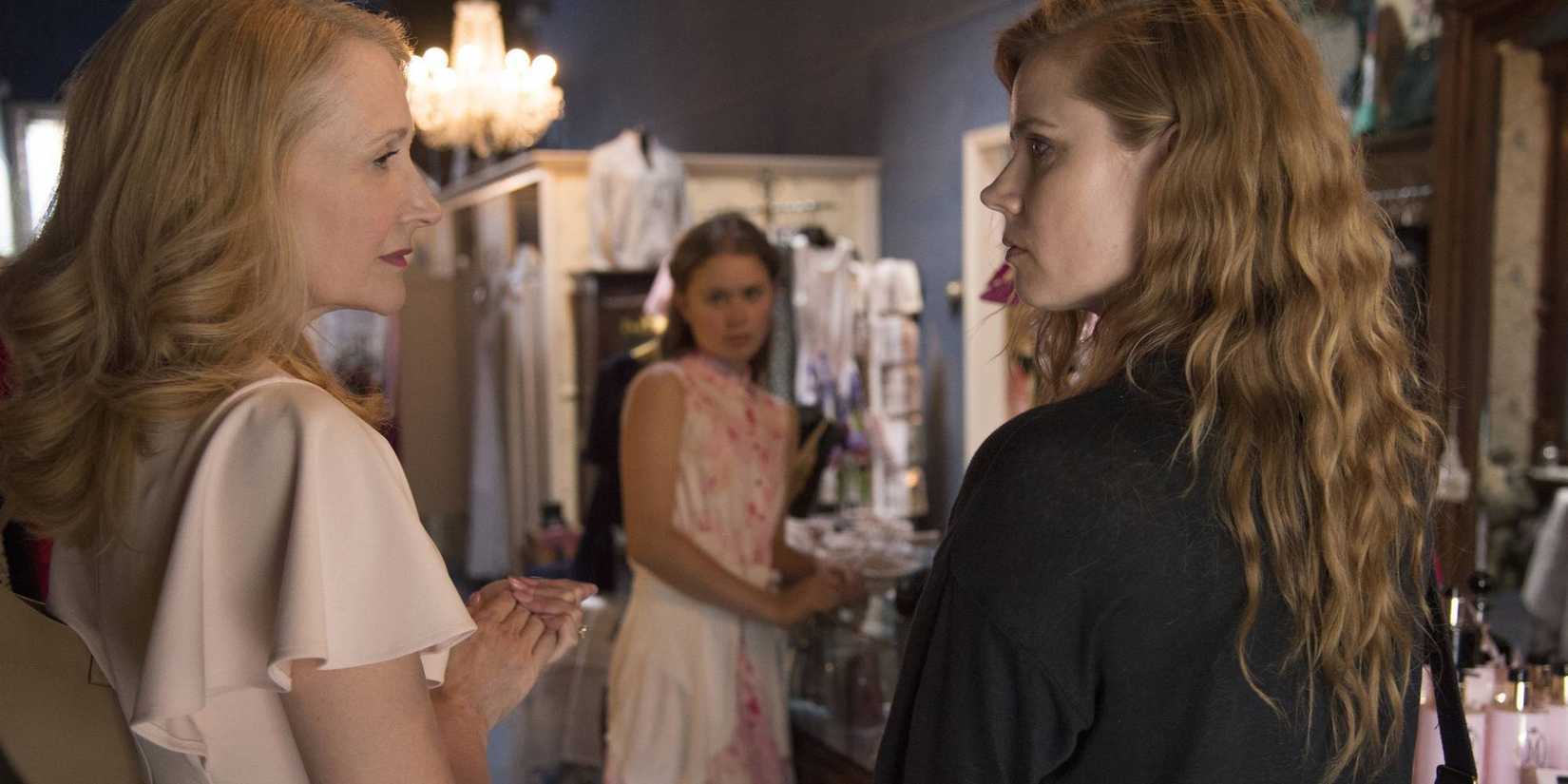 Patricia Clarkson, Eliza Scanlen e Amy Adams em Sharp Objects