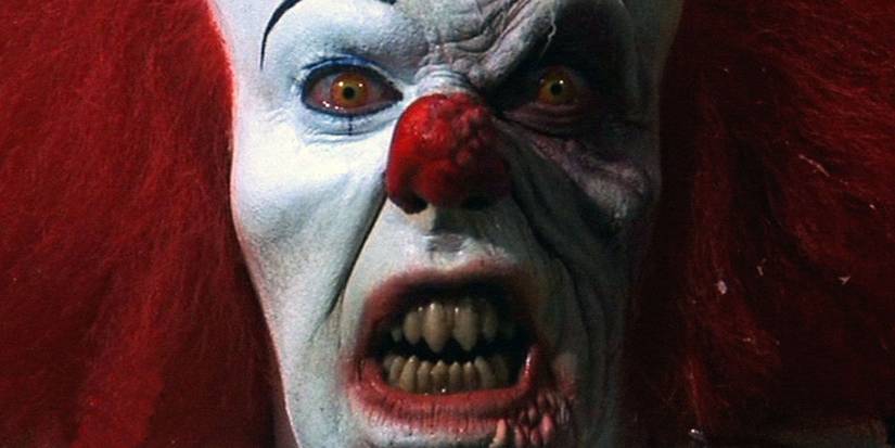 Tim Curry as Pennywise the Clown growling in the IT miniseries