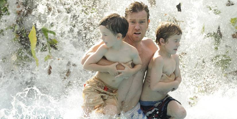 Ewan MacGregor segurando dois meninos como uma onda atinge o impossível