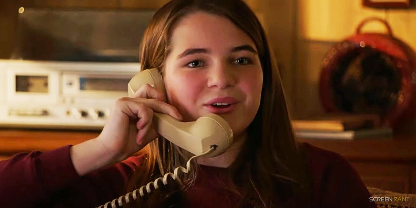 Raegan Revord as Missy on the phone in Young Sheldon season 7