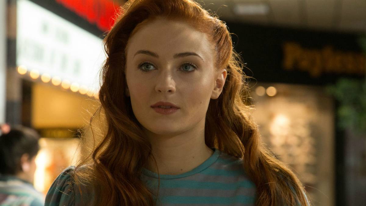 Sophie Turner trong vai Jean Grey tại trung tâm thương mại trong phim X-Men: Apocalypse.