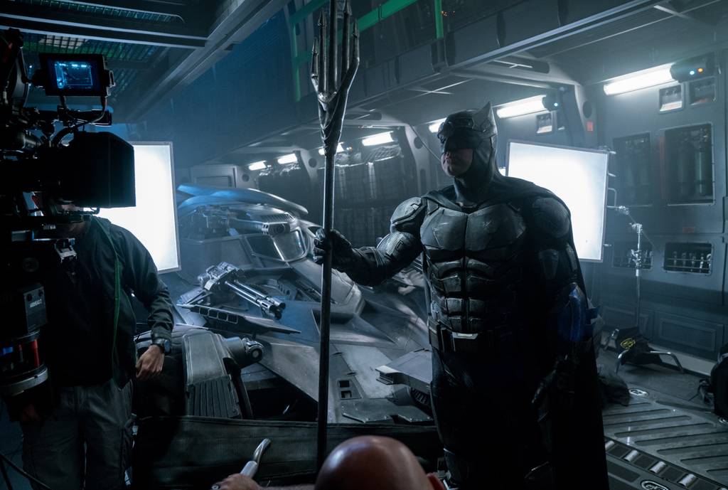 Justice-League-Behind-the-Scenes-Image-Batman-with-Aqumans-Trident.jpg